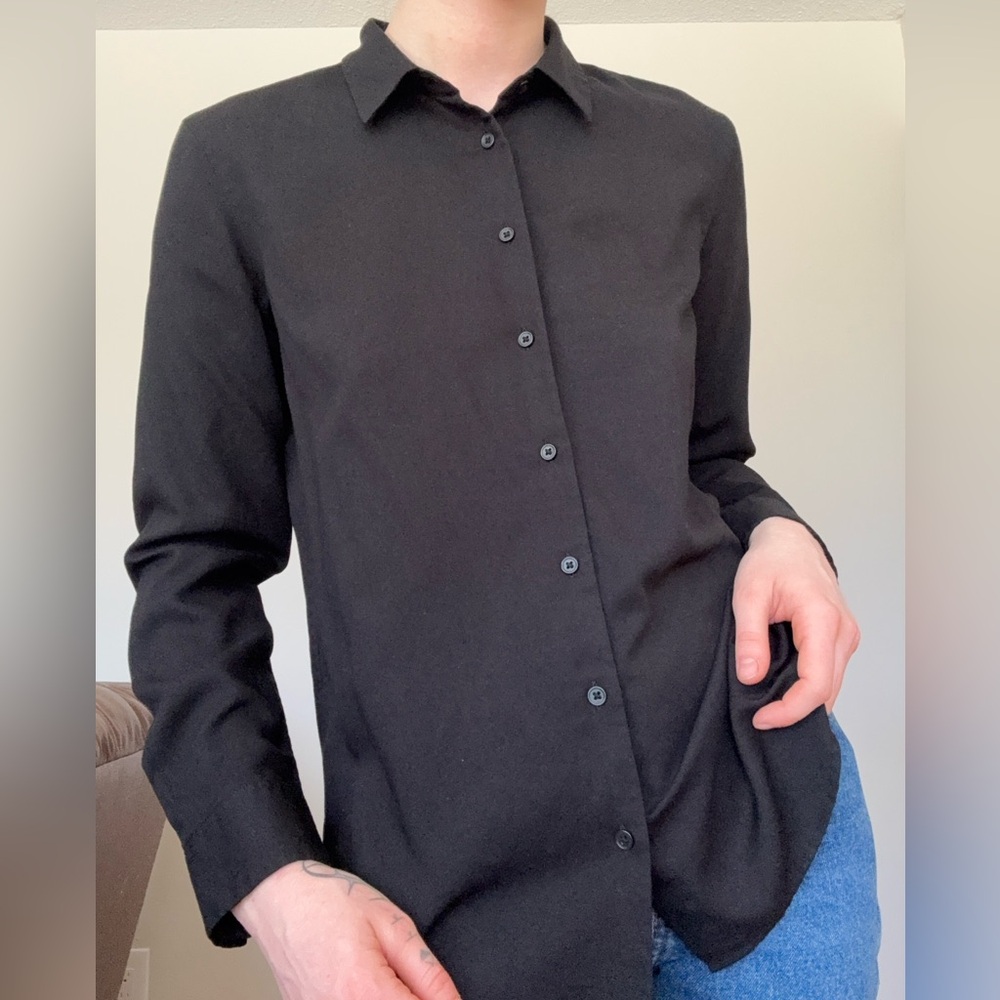 Uniqlo Black button down shirt